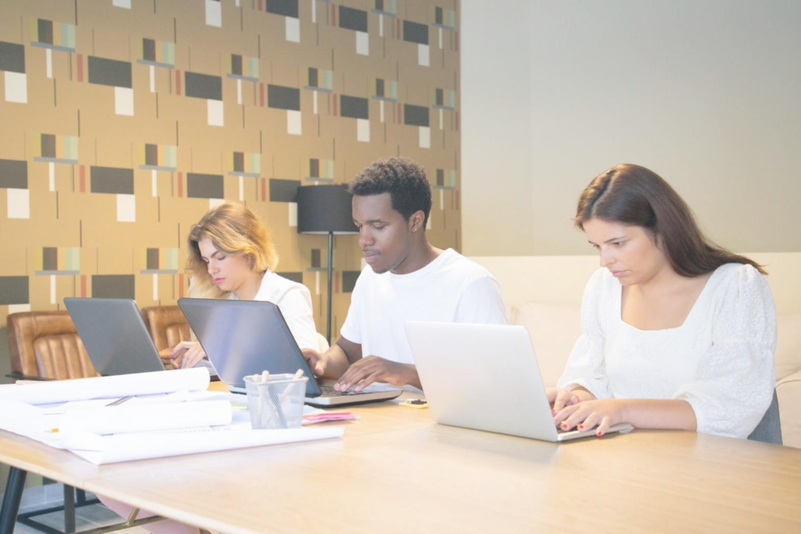 Geschäftsleute bei der Besprechung von Finanzstrategien